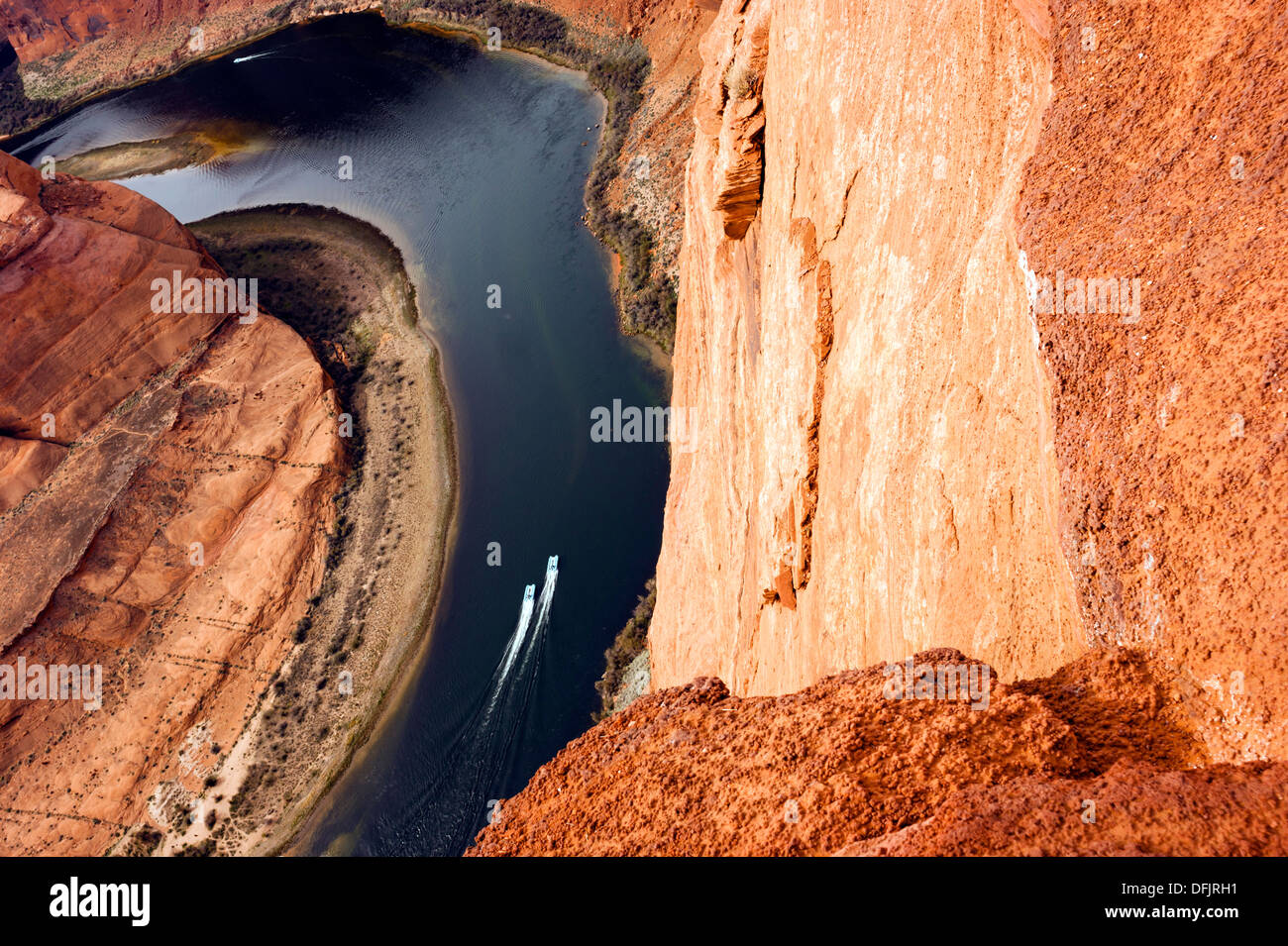 Barche portano i viaggiatori di gran lunga al di sotto della cresta del Fiume Colorado Foto Stock