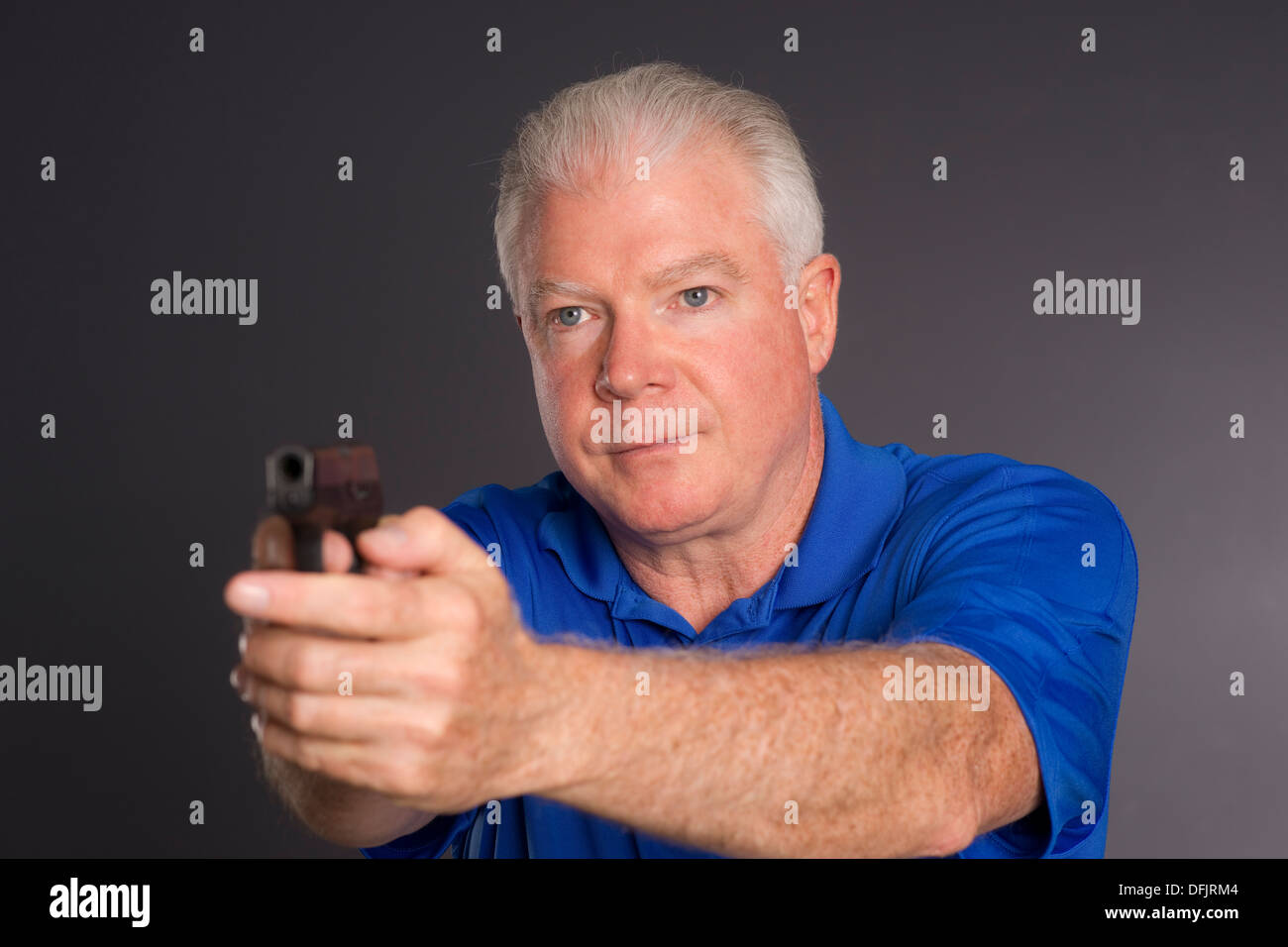 Punti di uomo di piccolo calibro semi pistola automatica a spegnere la telecamera verso sinistra Foto Stock