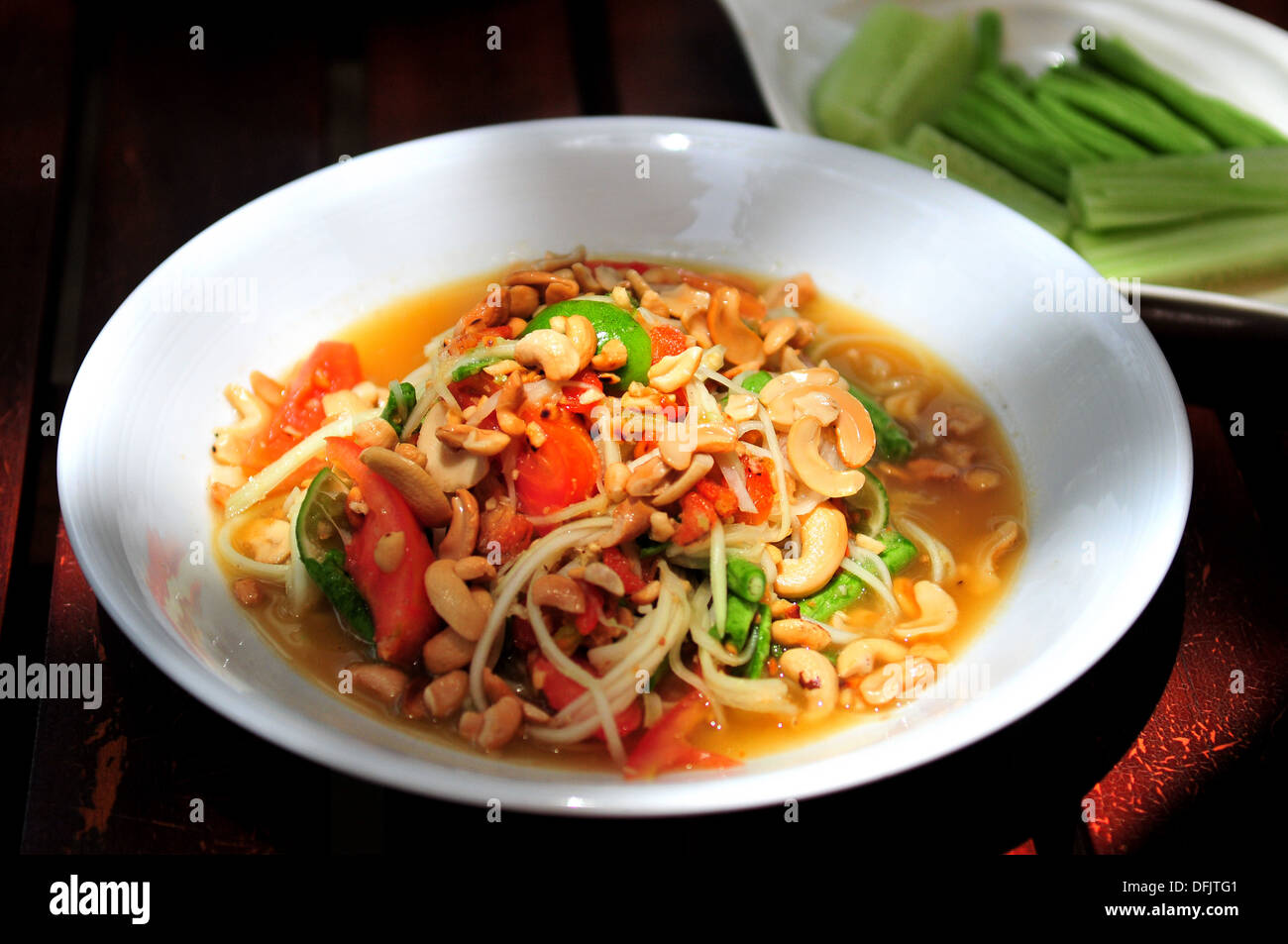 Il gusto della Thailandia - Thai antipasto - Somtam (piccante insalata di papaia con noci di acagiù) Foto Stock