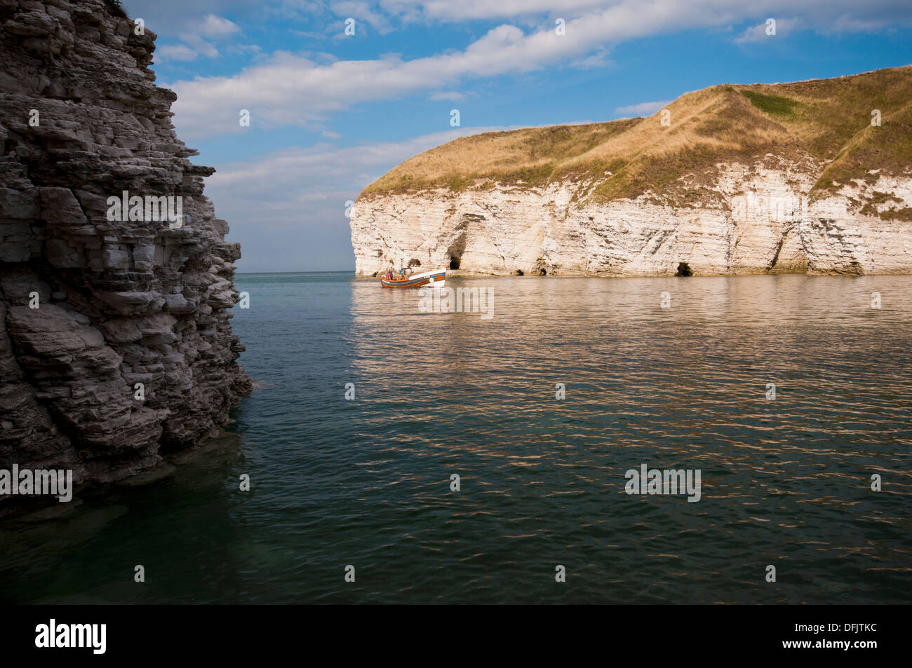 A nord lo sbarco, Flamborough Head, sulla costa orientale dell'Inghilterra. Famoso per le sue grotte dei contrabbandieri e pesca cobles. Foto Stock