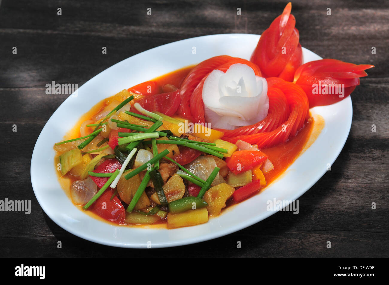 Il gusto della Thailandia - dolce fritto e verdure acide con ananas Foto Stock