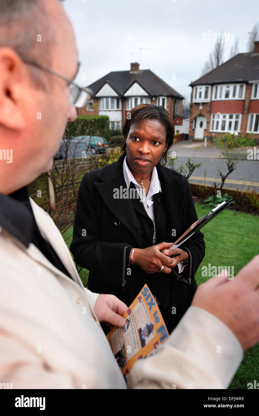 Re. Karen Hamilton, potenziali candidati parlamentari (Lib Dems ha) milita nel Perry Barr circoscrizione in Birmingham. Foto Stock