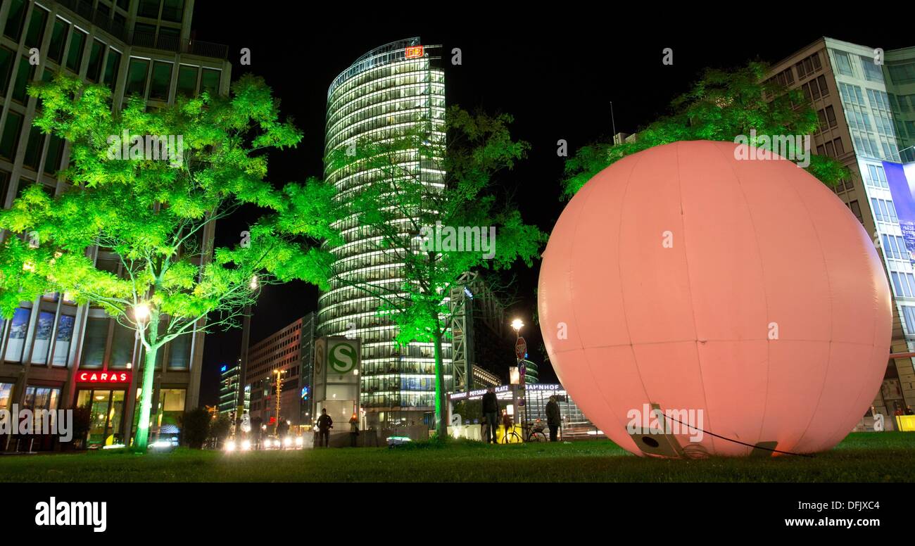 Leipziger Platz è illuminato come parte del Festival delle Luci a Berlino, Germania, 04 ottobre 2013. I punti di riferimento, monumenti, edifici e luoghi della capitale sarà illuminata come parte del Festival delle Luci, che avrà luogo dal 09 al 20 Ottobre. Foto: Joerg Carstensen Foto Stock