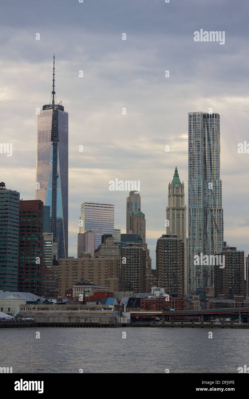 Libertà di costruzione della torre e di Gehry Tower di Manhattan come si vede da tutta la East River a Brooklyn, NY, STATI UNITI D'AMERICA. Foto Stock