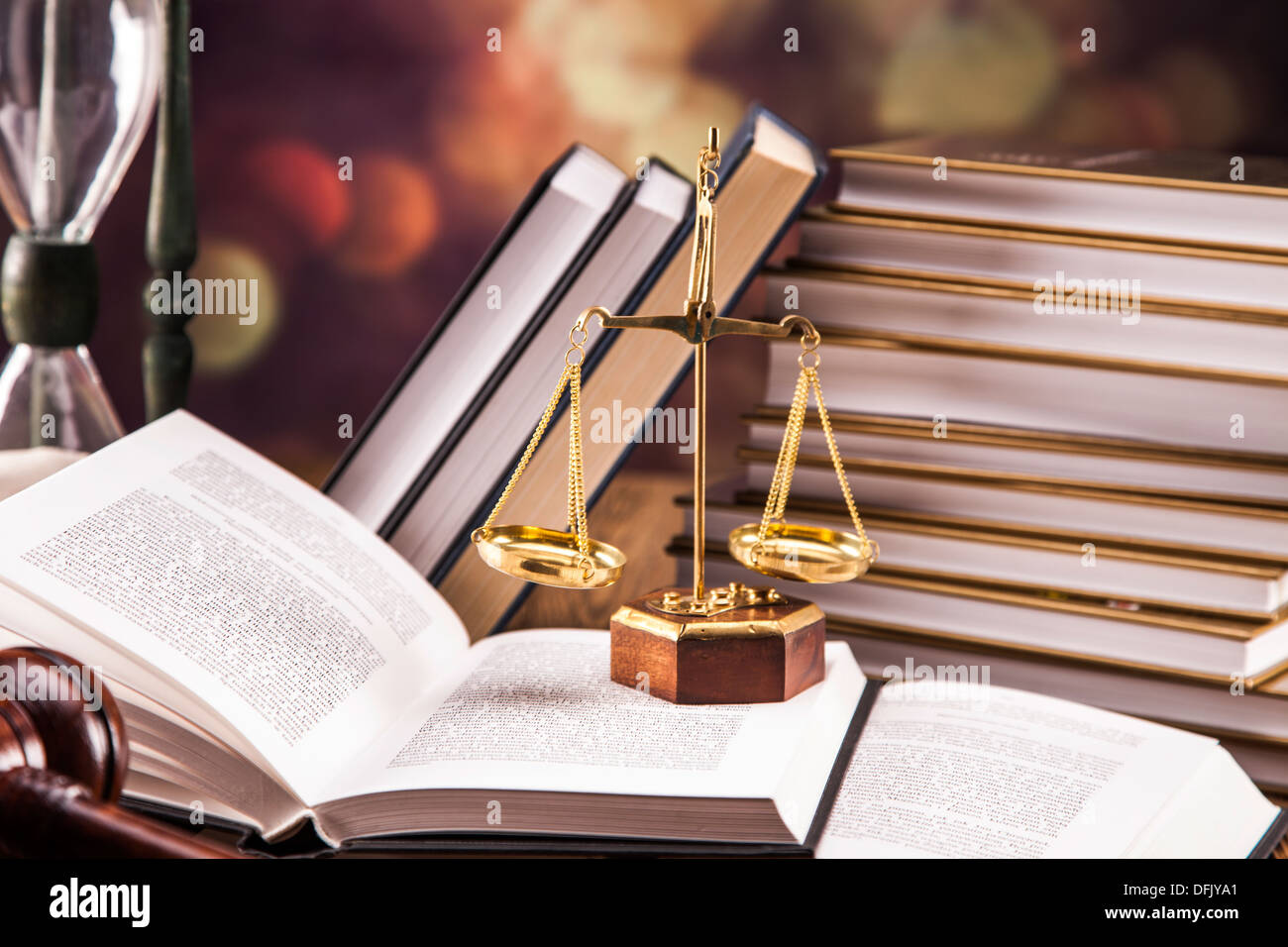 Mallet, codice legale e bilancia della giustizia. Il concetto di legge, istantanee in studio Foto Stock