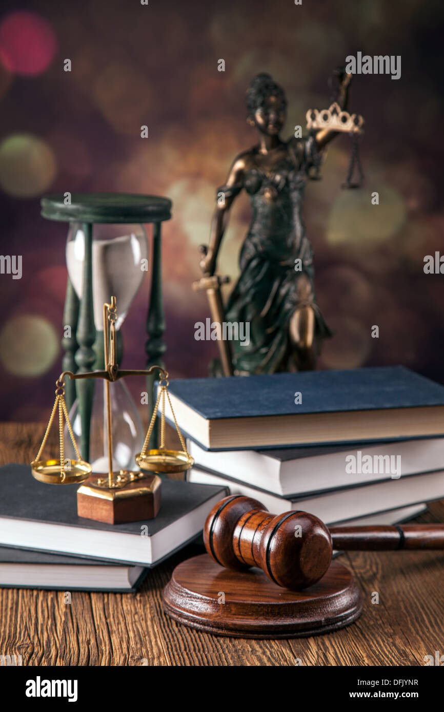 Mallet, codice legale e bilancia della giustizia. Il concetto di legge, istantanee in studio Foto Stock