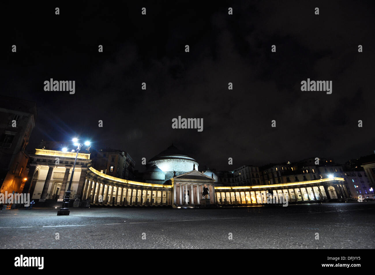 Vista notturna di Piazza del Plebiscito a Napoli. Italia Foto Stock