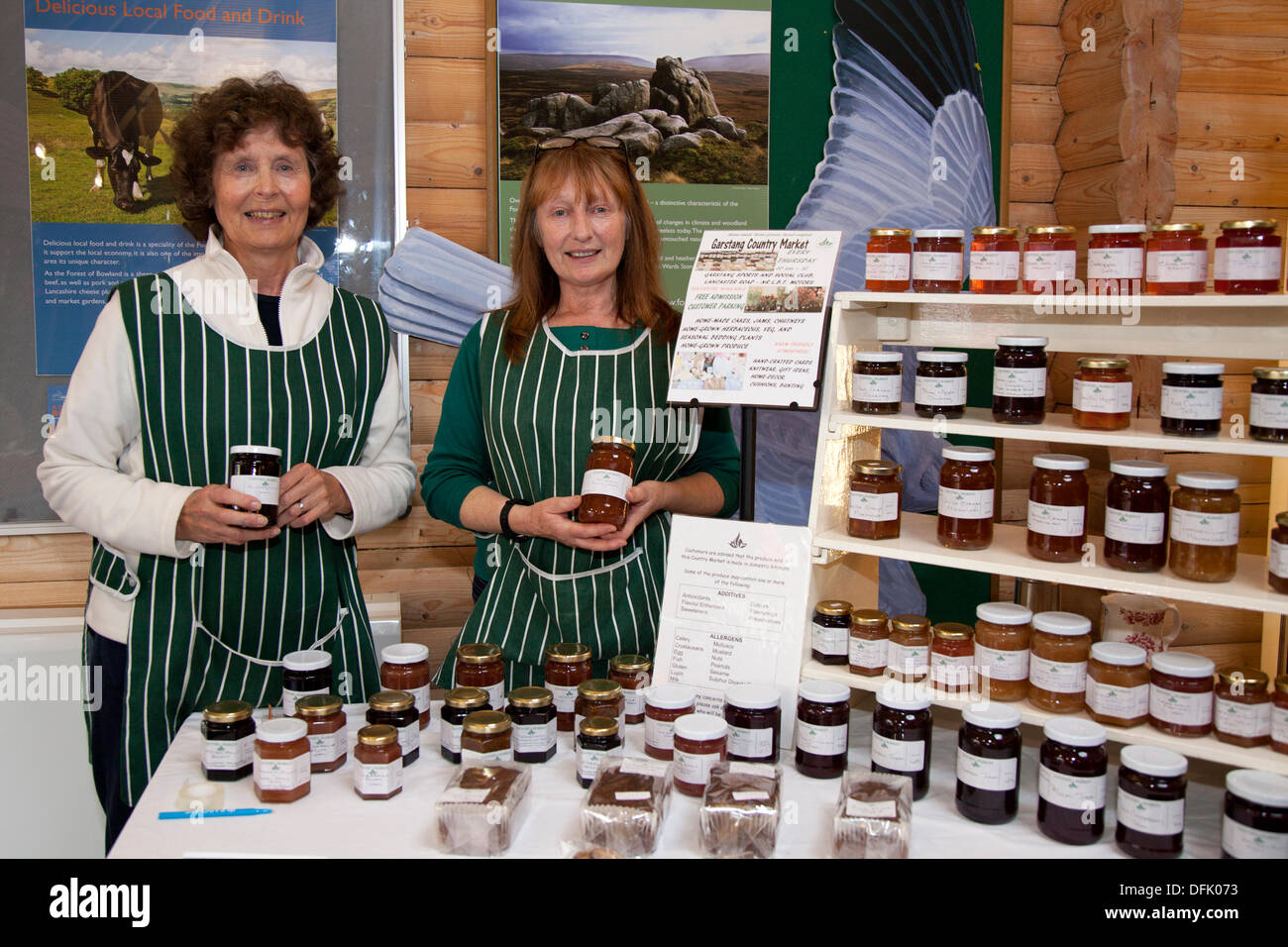 Bowland cadde, Preston, Regno Unito il 6 ottobre, 2013. Onorevoli colleghe da Garstang Country mercato a Bowland Visitor Center Apple giorno con degustazione di apple, identificazione, bancarelle, marmellate e mostarde, presentato dagli amici di Bowland e il faro rotante è sceso. Foto Stock