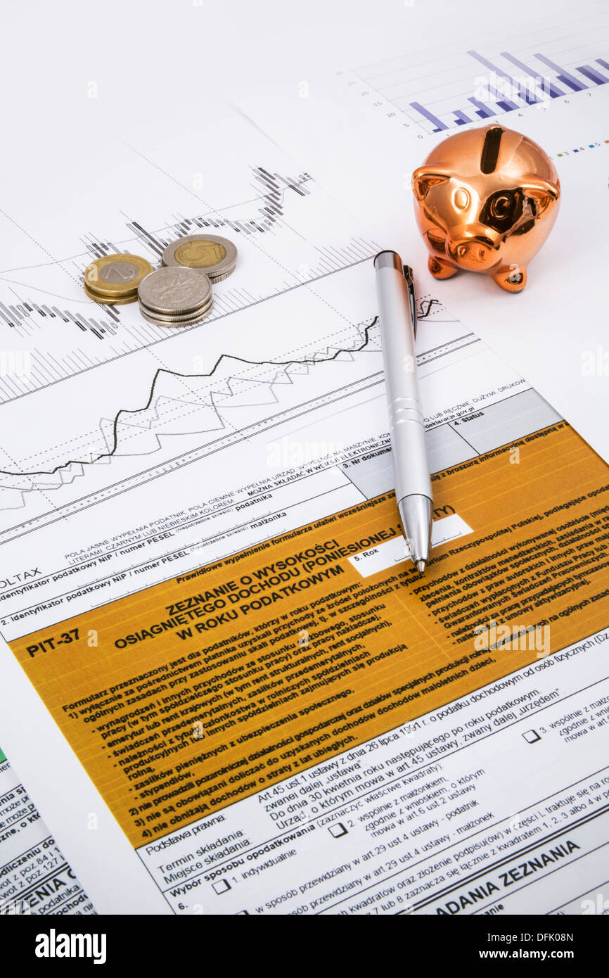 Lucidare le imposte sul reddito dei moduli con penna, monete e piggybank Foto Stock