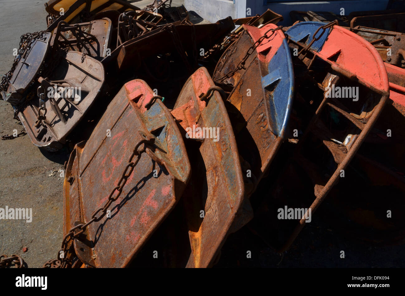 Rete da pesca rusty hardware su una banchina nel porto di Le Guilvinec, Brittany. Foto Stock