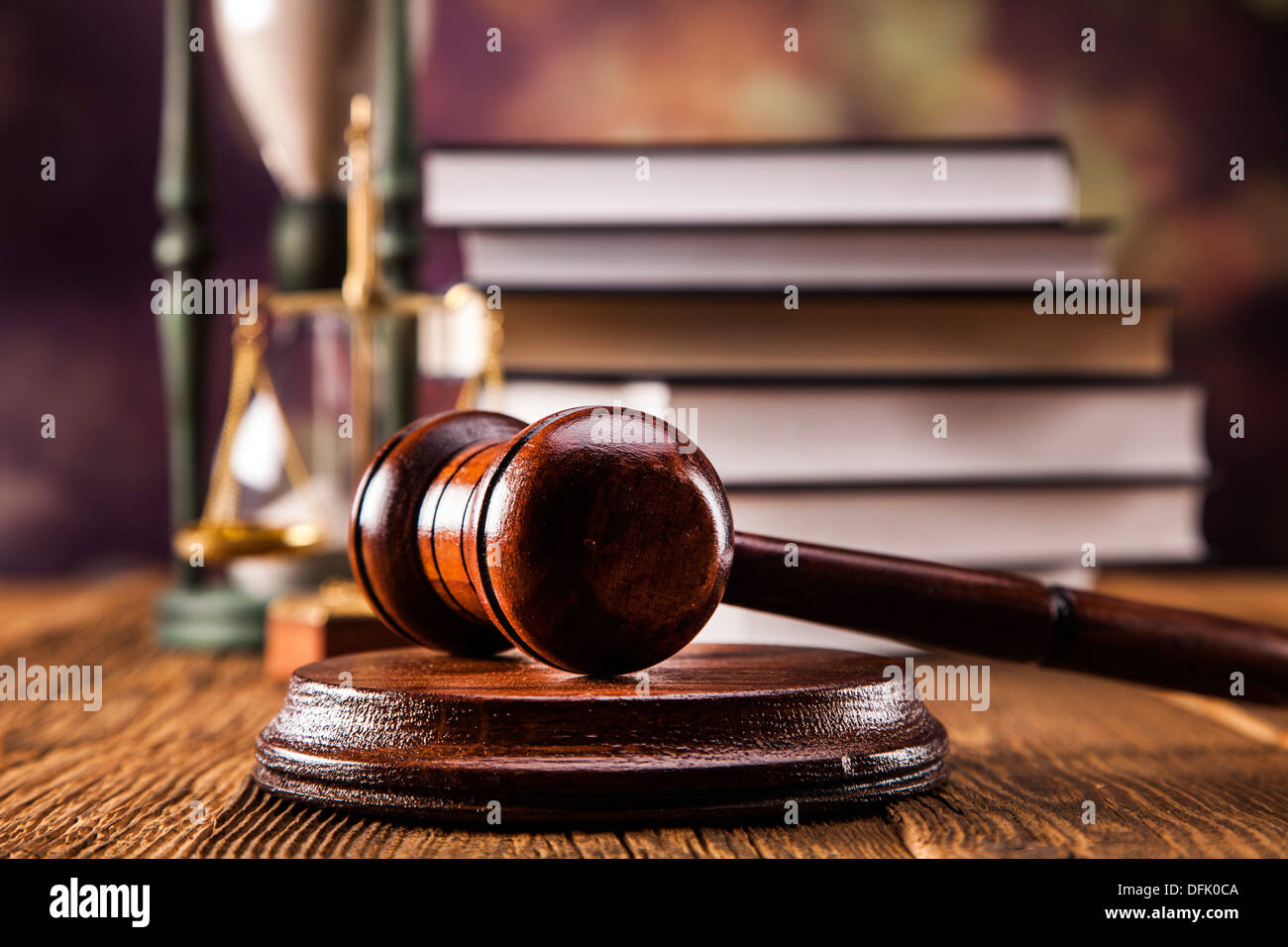 Mallet, codice legale e bilancia della giustizia. Il concetto di legge, istantanee in studio Foto Stock