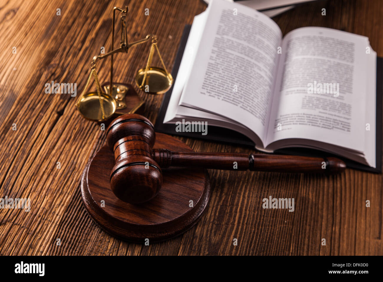 Mallet, codice legale e bilancia della giustizia. Il concetto di legge, istantanee in studio Foto Stock