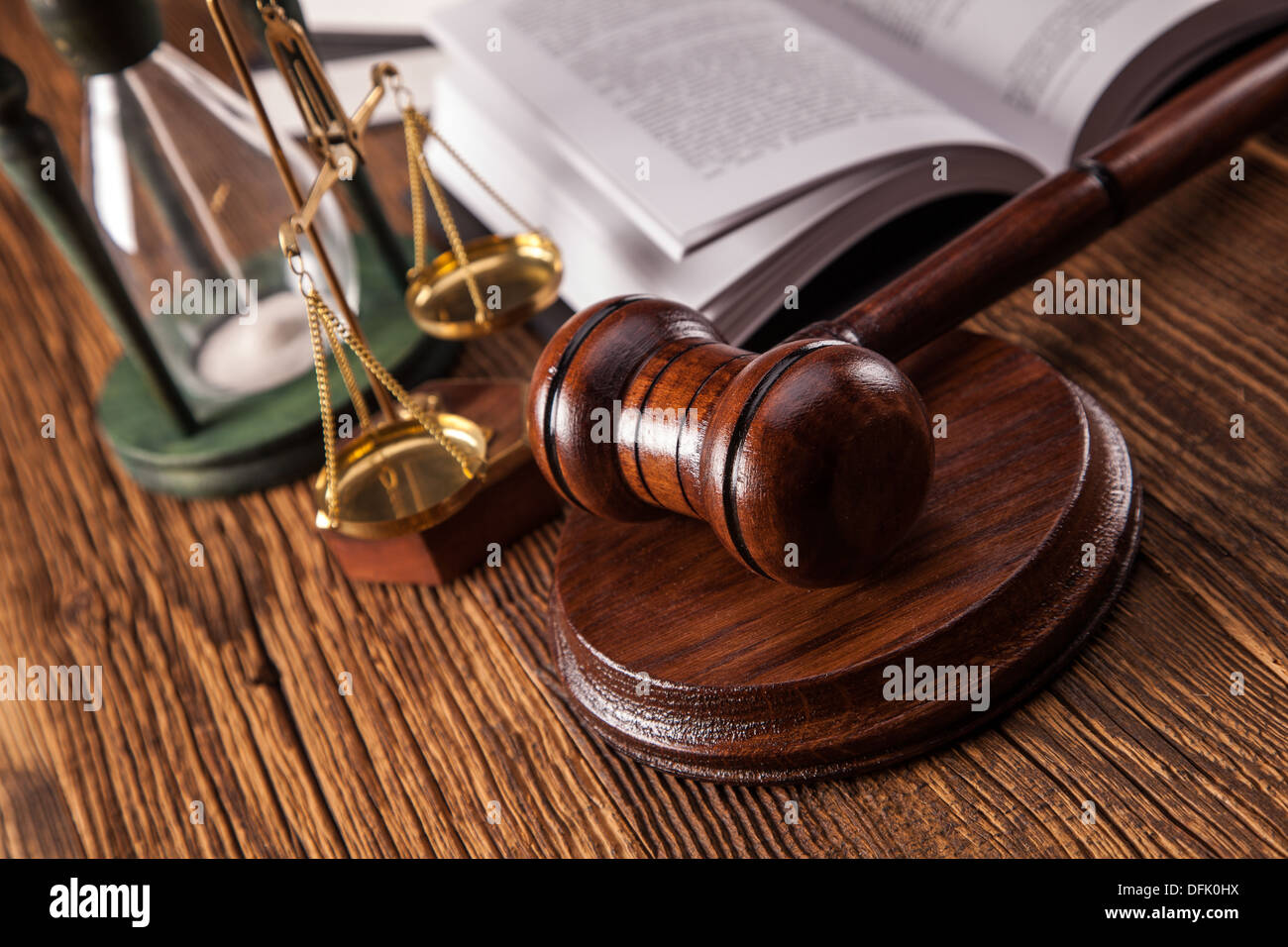 Mallet, codice legale e bilancia della giustizia. Il concetto di legge, istantanee in studio Foto Stock