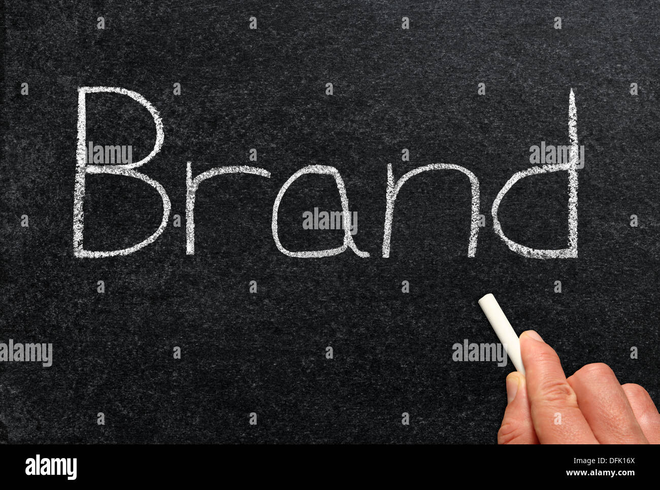 Marca, parola scritta con gesso su una lavagna. Foto Stock