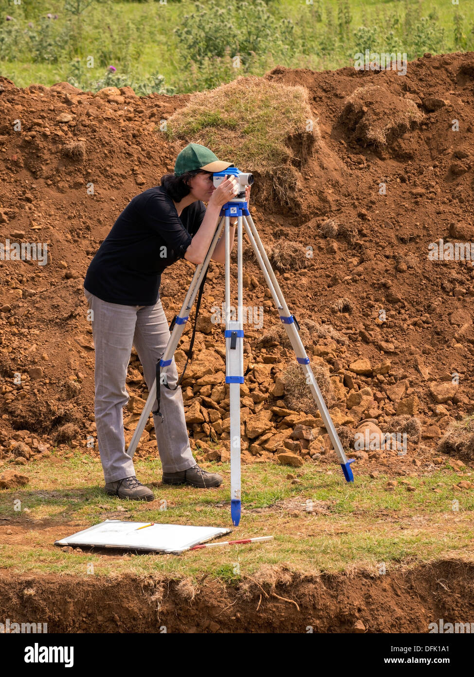 Archeologo utilizza teodolite al sondaggio scavare a età del ferro colle fortificato sulla collina Burrough nel 2013, Melton Mowbray, Leicestershire, Regno Unito Foto Stock