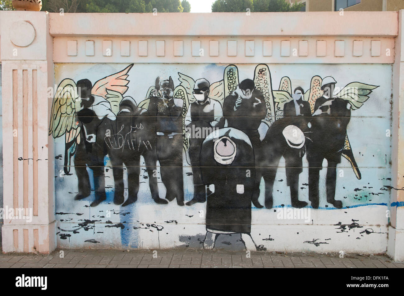 Graffiti su un muro a Luxor, Egitto, raffiguranti elementi radicali della primavera araba rivoluzione. Foto Stock