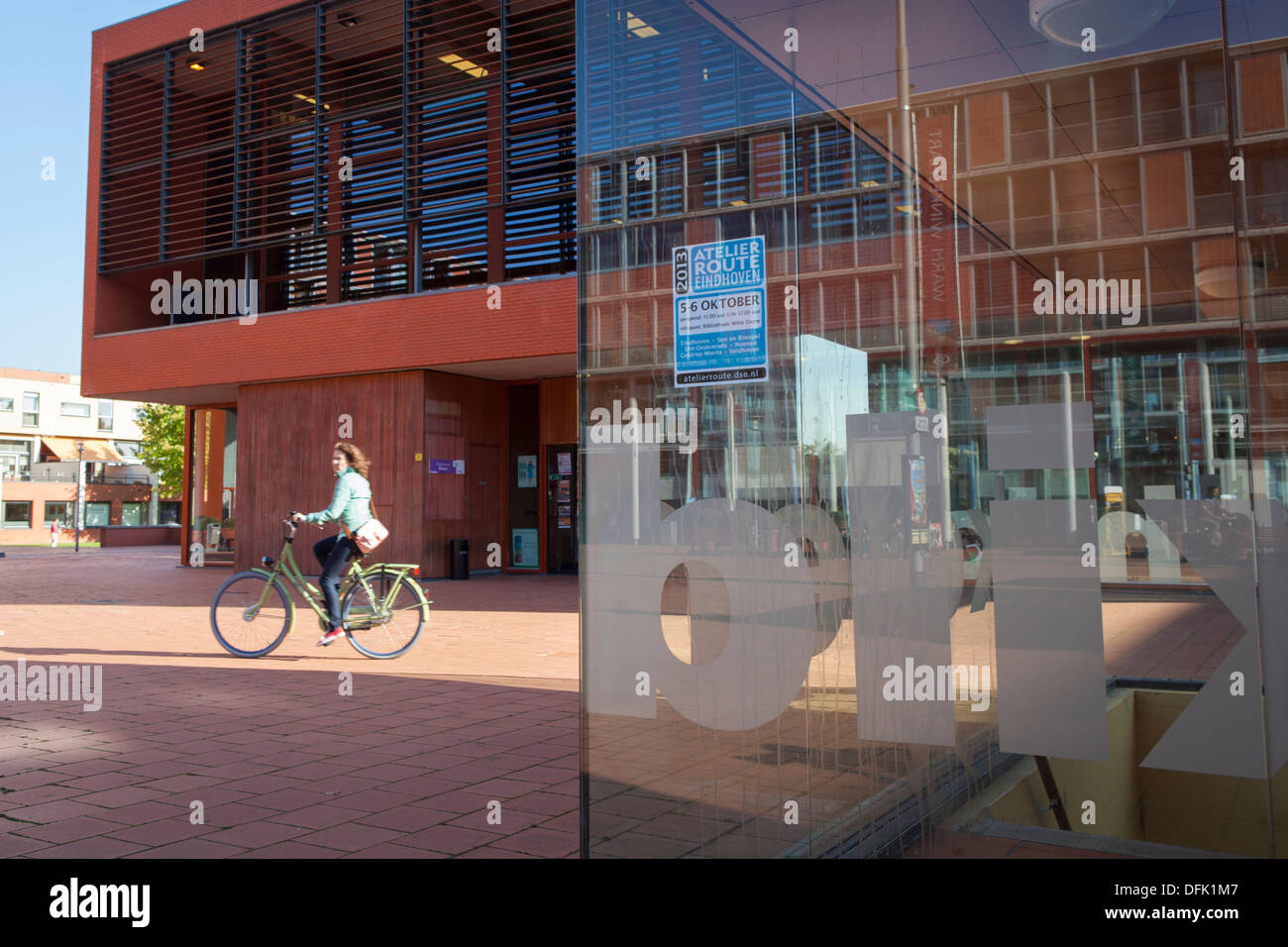 Donna su una bicicletta nel centro commerciale del quartiere di blixembosch in eindhoven Foto Stock
