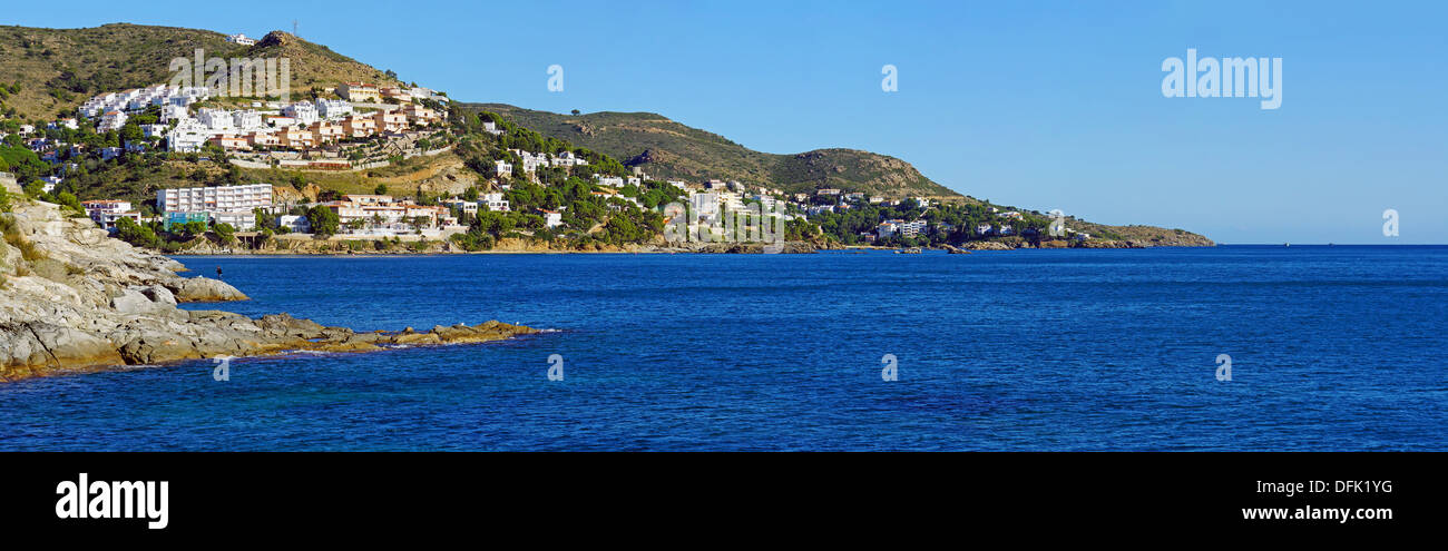 Costa Brava panorama costiero vicino a Rosas città, mare Mediterraneo, Catalogna, Spagna Foto Stock