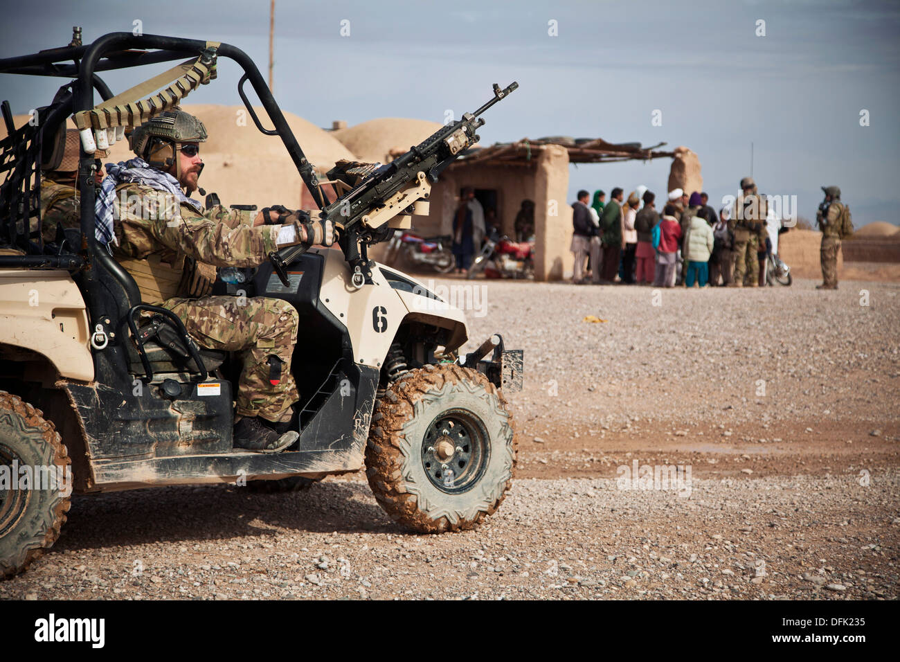 US Marine Corps le forze speciali commandos mantenere la sicurezza da una luce-tactical veicolo fuoristrada durante una pattuglia Dicembre 15, 2013 nella provincia di Farah, Afghanistan. Foto Stock