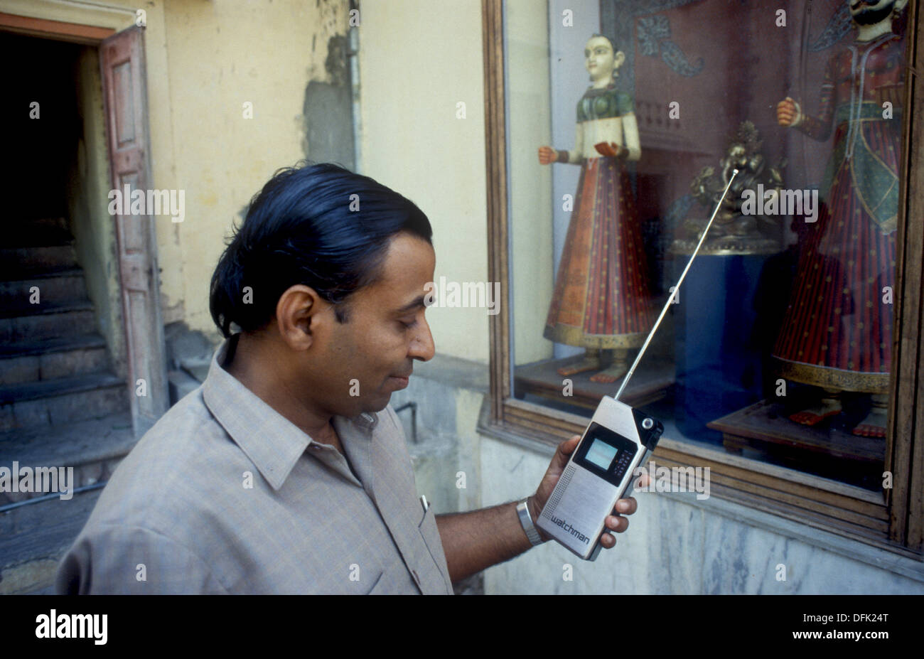 Un uomo guarda l'India v West Indies cricket su un Sony sentinella dispositivo a Jaipur in India Foto Stock