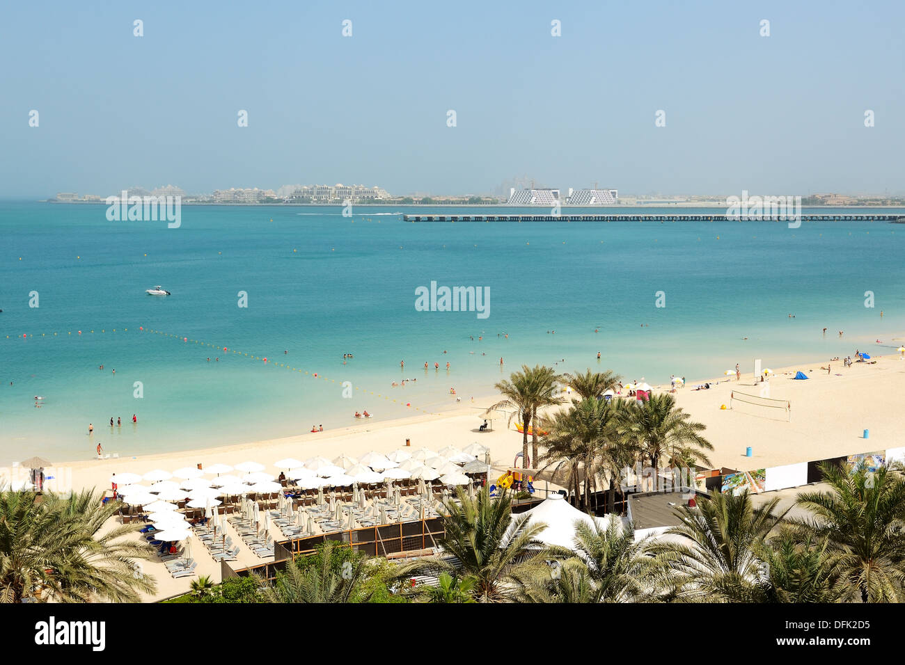 Spiaggia con vista sulla Jumeirah Palm man-made Island, Dubai, UAE Foto Stock