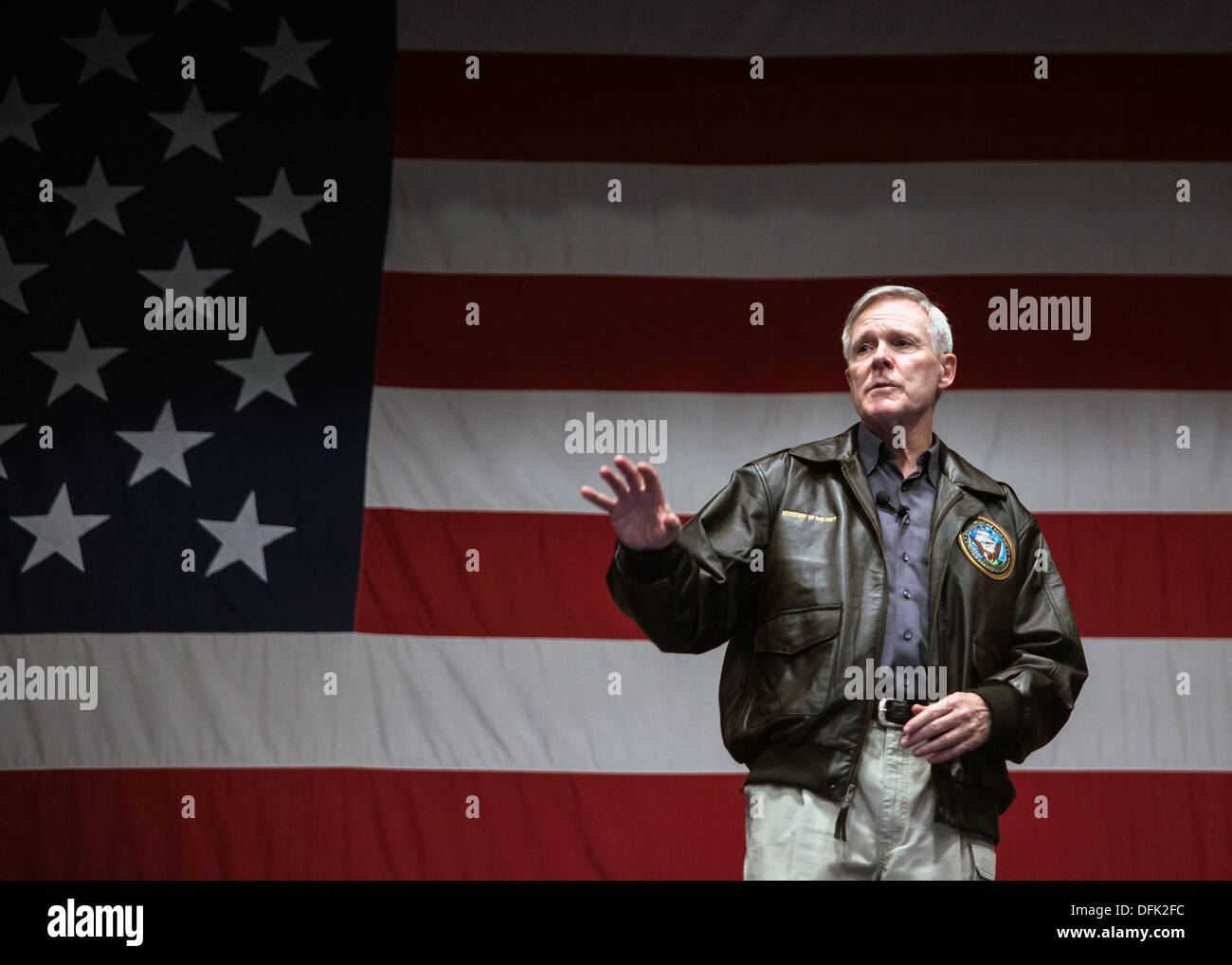 Il segretario della Marina Ray Mabus durante una visita alla Base Navale di Kitsap Bremerton Febbraio 6, 2013 a Bremerton, WA. Foto Stock