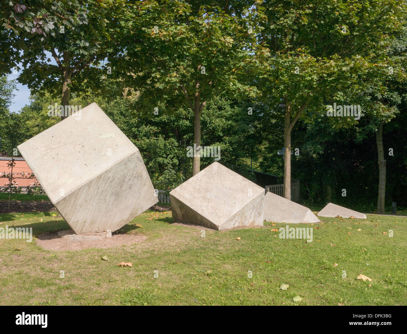 Cubi di calcestruzzo come opere d'Arte Urbana a Nottingham, Regno Unito. Foto Stock