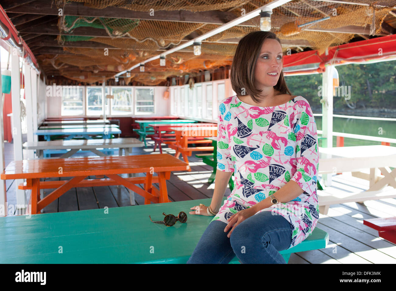 Sally Lerman, giornalista, gode di lobster roll a Chaucey Creek Lobster Pier nel Maine. Foto Stock