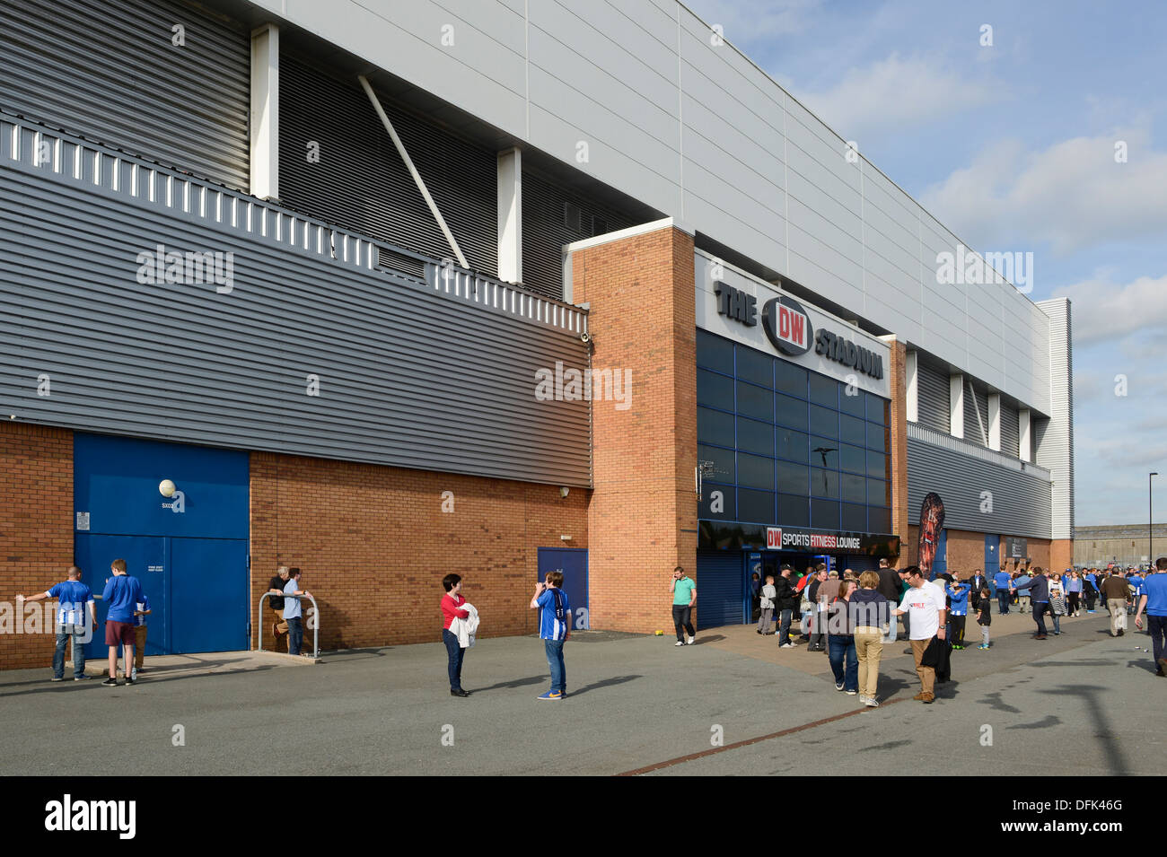 Tifosi fuori il DW Stadium, casa del Wigan Athletic Football Club e il Wigan Warriors Rugby League FC. Foto Stock