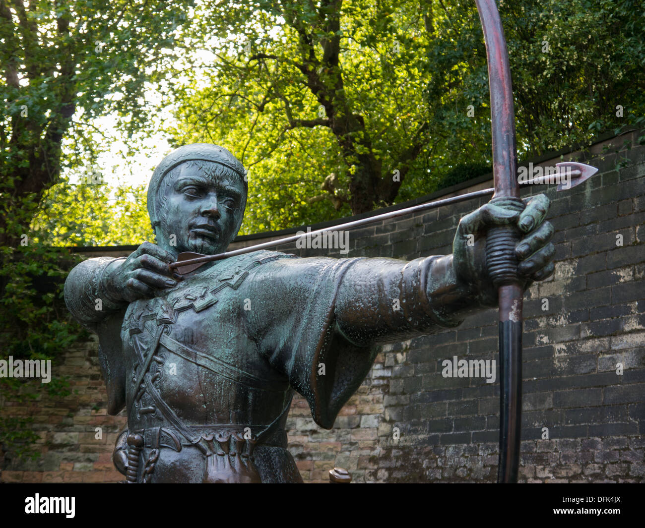 Statua di bronzo di Robin Hood Tiro arco e frecce a Nottingham Castle nel Regno Unito. Foto Stock