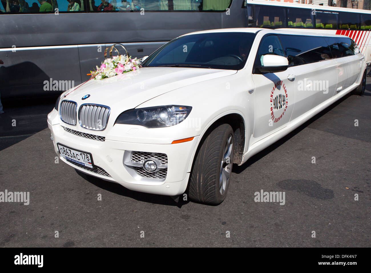 White BMW X6 stretch limousine Foto Stock