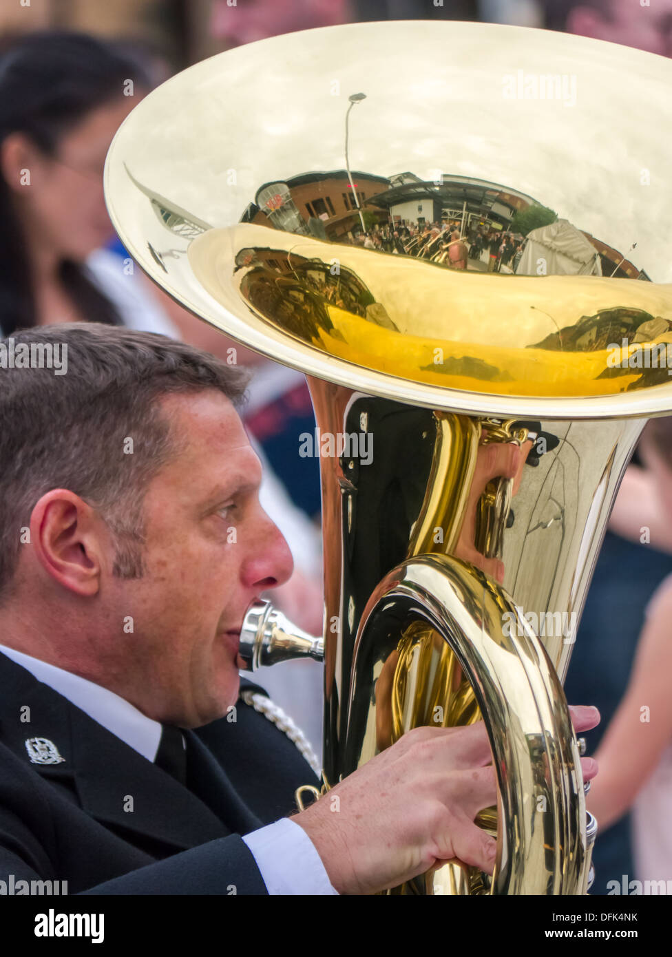 Un tubista dalla banda del Hampshire Constabulary Foto Stock