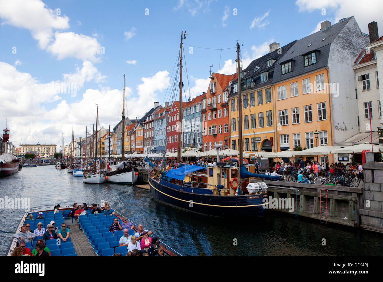 Nyhavn nuovo porto del xvii secolo waterfront canal e dal quartiere dei divertimenti di Copenaghen in Danimarca Foto Stock