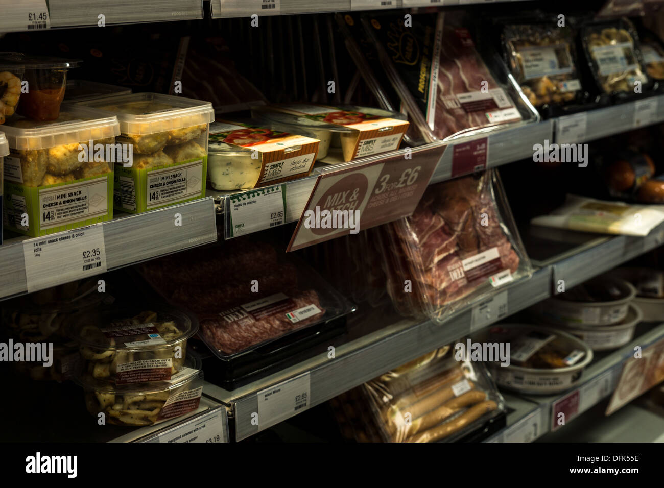 Contrassegnare e Spencers M&S supermercato alimenti confezionati Foto Stock