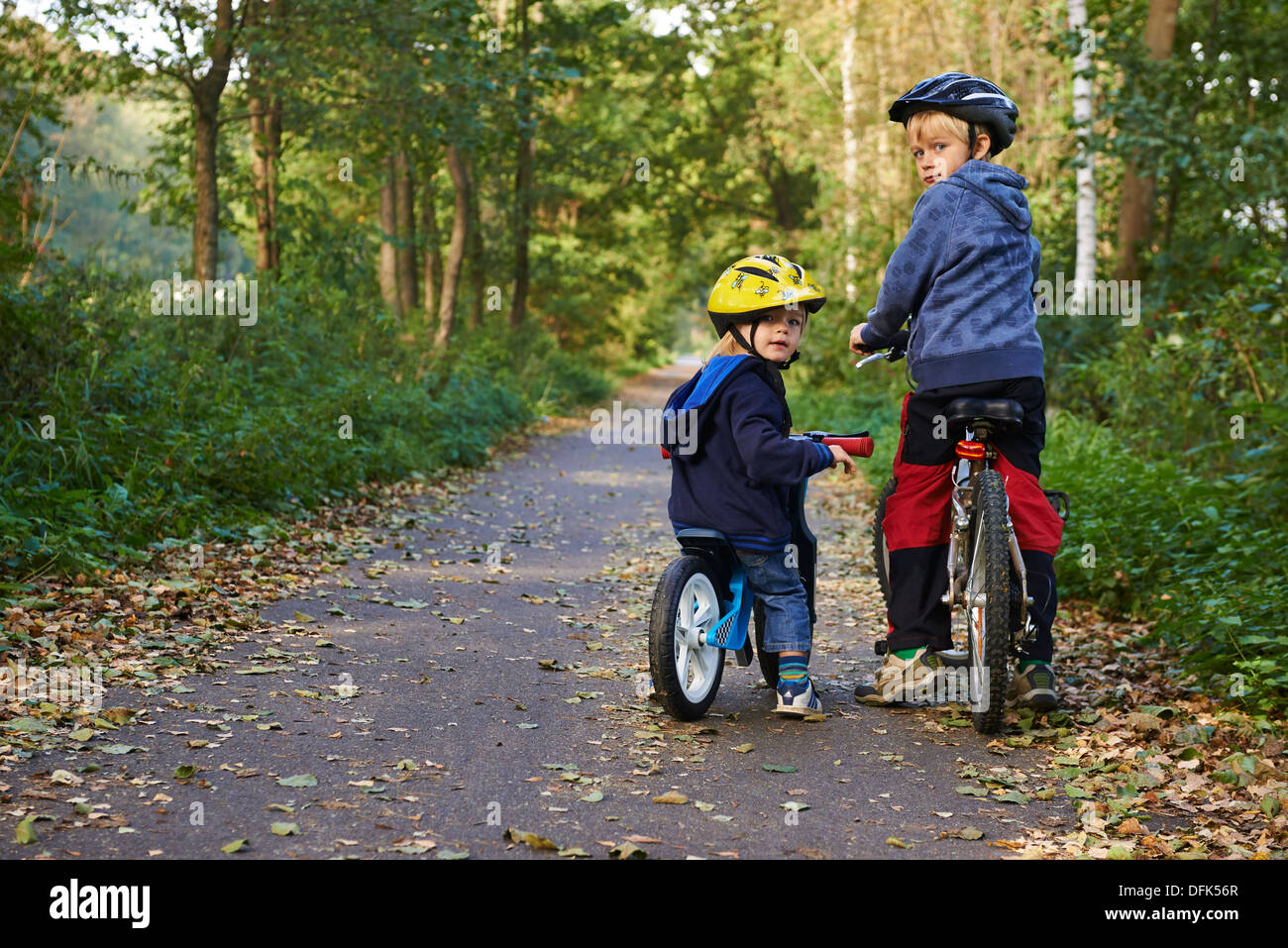 2 bambini - I fratelli su un tour in bicicletta, percorso per biciclette Foto Stock