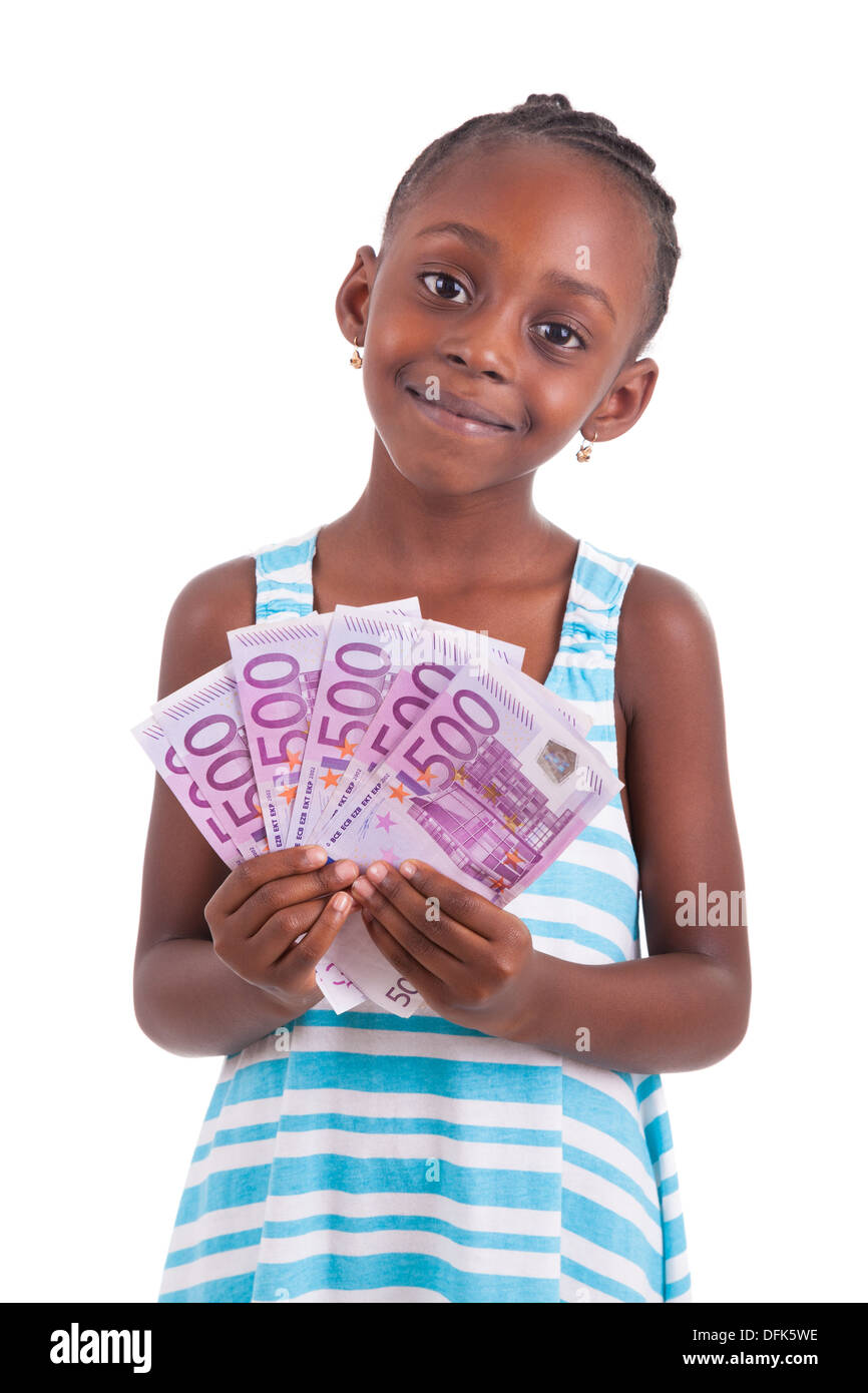 Poco ragazza africana holding cinquecento Euro Bills, isolati su sfondo bianco - nero di persone Foto Stock