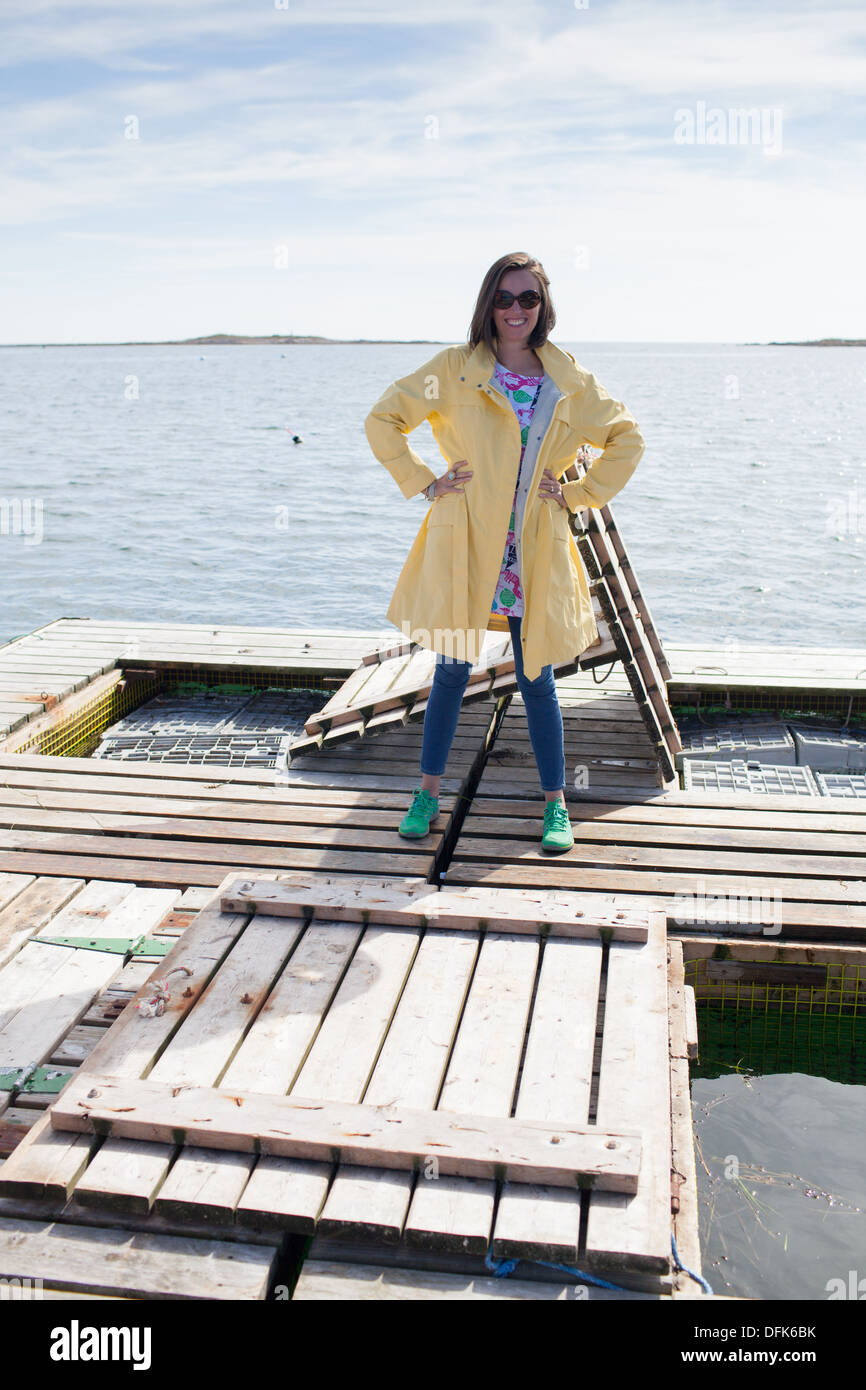 Sally Lerman, giornalista, in piedi sul molo dove lobster trap sono tenute prima le aragoste sono venduti. Foto Stock