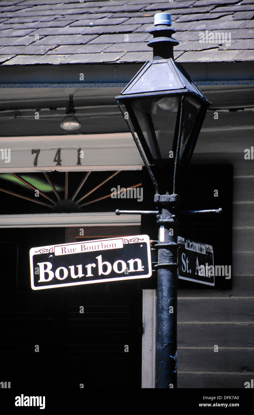 Bourbon Street nel Quartiere Francese è una delle più famose al mondo per le arterie di grande traffico, New Orleans, Louisiana, Stati Uniti d'America Foto Stock