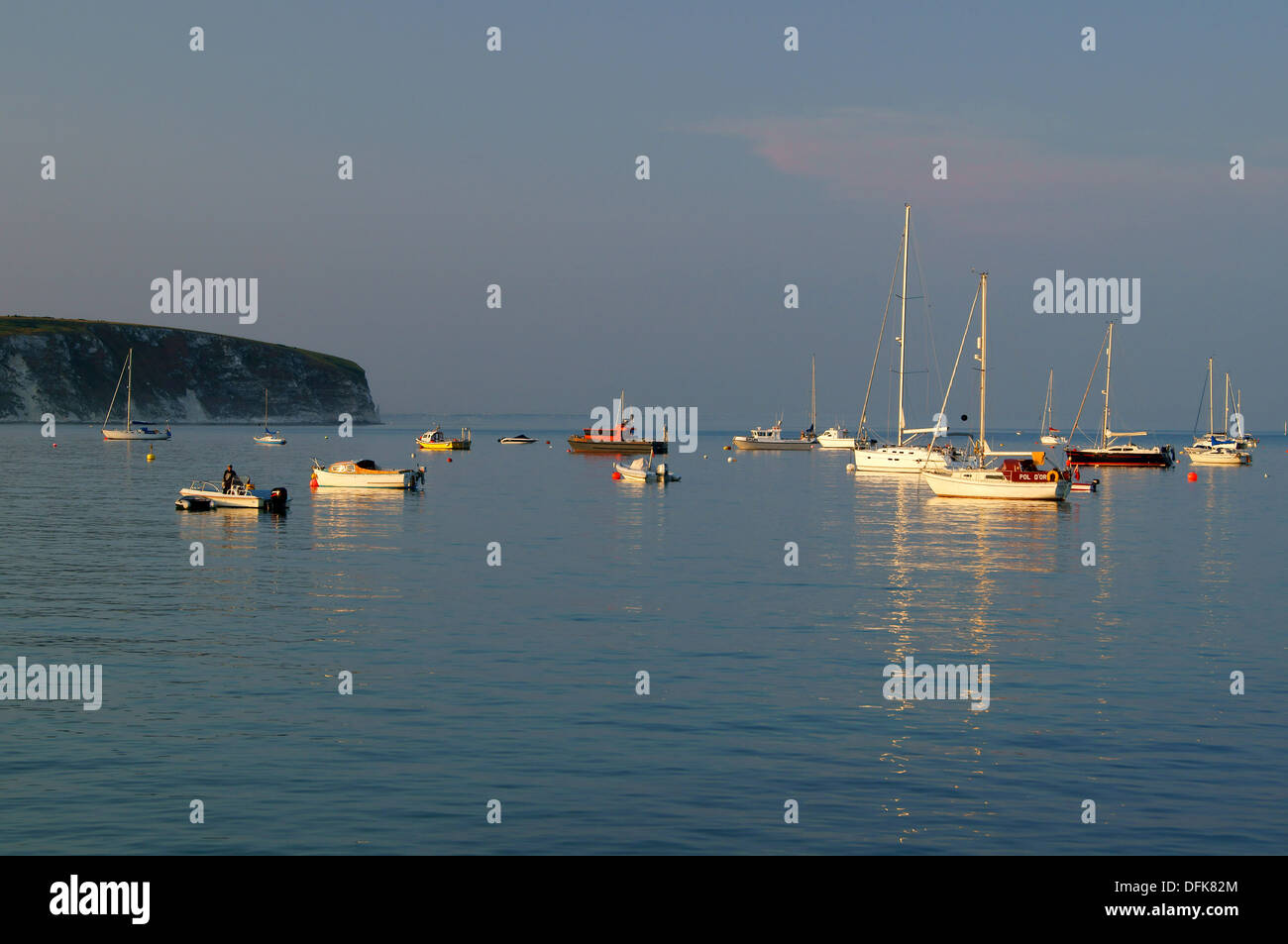 UK,Dorset,Swanage,Ballard Point & Barche a Swanage Bay Foto Stock