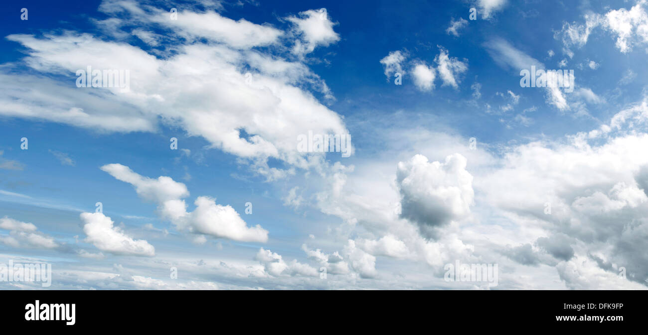 Il bianco delle nuvole in cielo blu. Grande hi-res file. Foto Stock