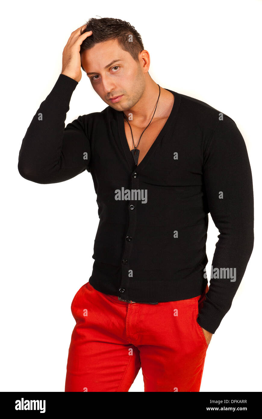 Modello di moda maschile in camicia nera e pantaloni rossi isolato su  sfondo bianco Foto stock - Alamy