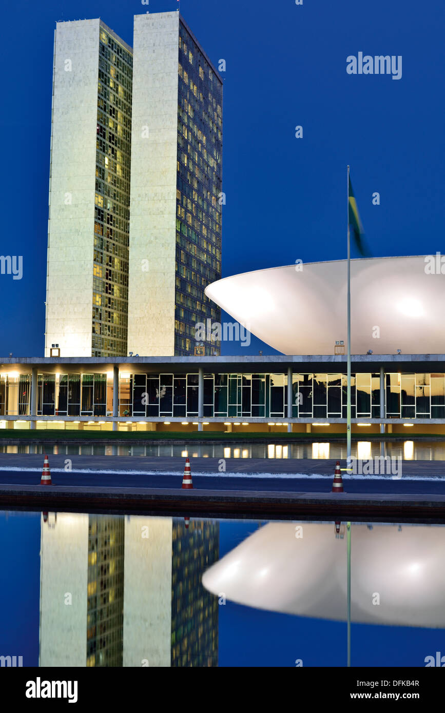 Il Brasile, Brasilia: Verticale vista dettagliata del Congresso Nazionale di notte Foto Stock