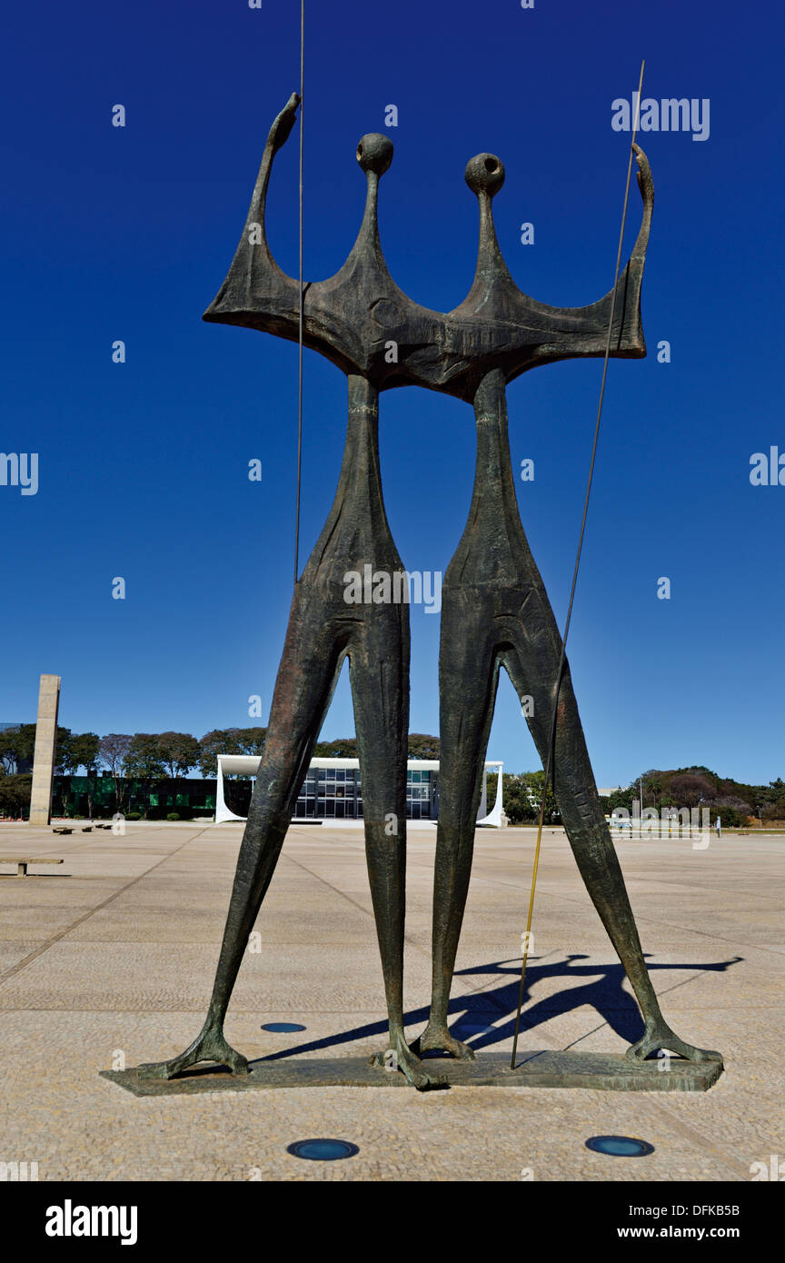 Il Brasile, Brasilia: monumento 'Os Candangos' da Bruno Giorgi a Praça dos Tres Poderes Foto Stock