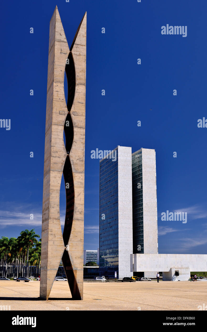 Il Brasile, Brasilia: torre di piccione a Praça dos Tres Poderes con il Congresso Nazionale in background Foto Stock