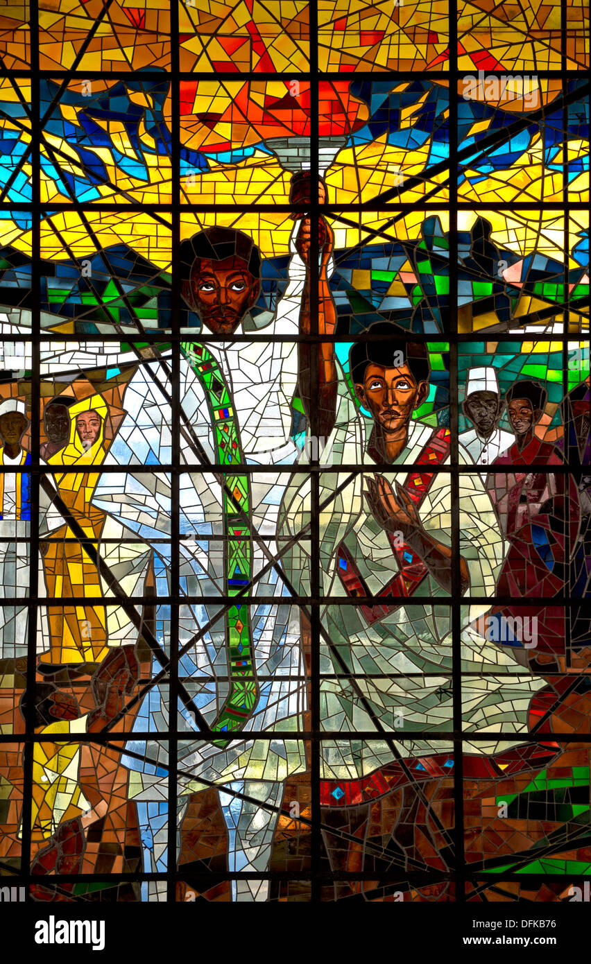 La parte centrale del vetro macchiato trittico liberazione totale dell'Africa da Afewerk Tekle, Africa Hall, UNECA, Addis Abeba, Etiopia Foto Stock