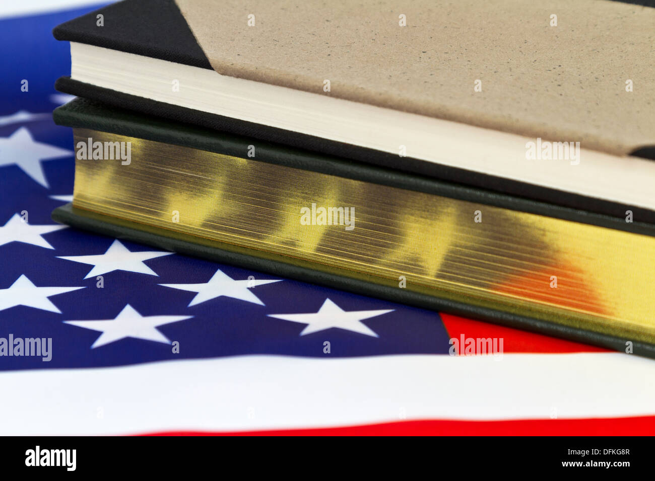 Prenota con oro orlata di pagine e tessuto ufficiale posto sulla bandiera americana raffigurano il successo, della leadership e del lavoro del governo. Foto Stock