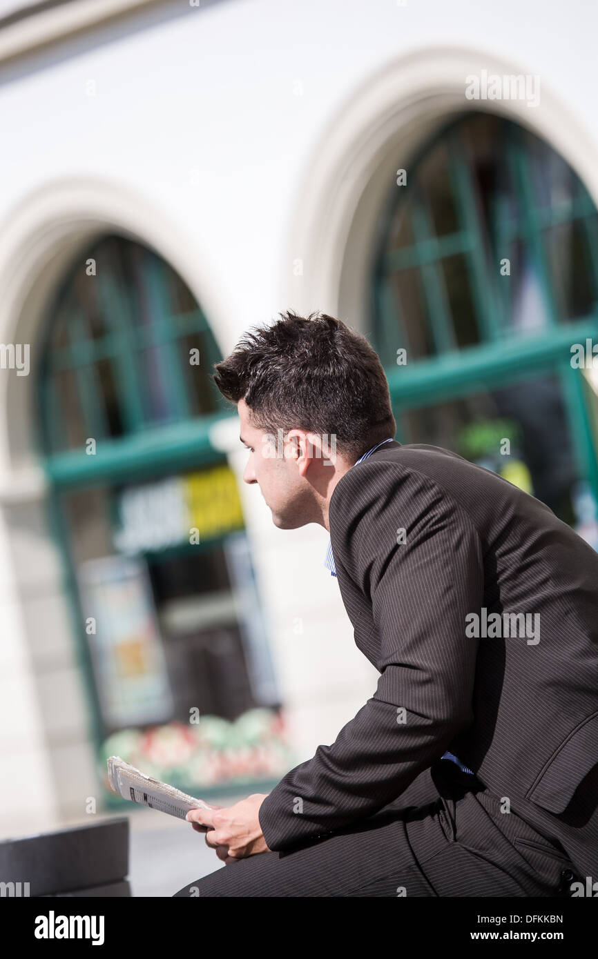 Ritratto di un giovane uomo nella città Foto Stock