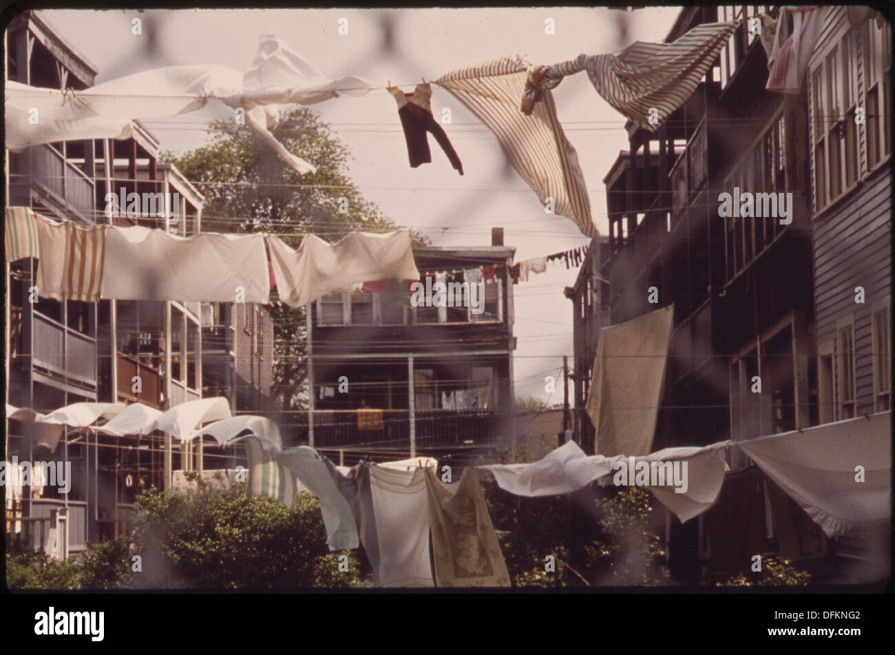 L'area dell'aeroporto Logan vicino a Lovell Street e Frankfort Street è una posizione chiave nelle vicinanze del principale aeroporto di Boston, con vari mezzi di trasporto e attività commerciali nelle vicinanze. Foto Stock