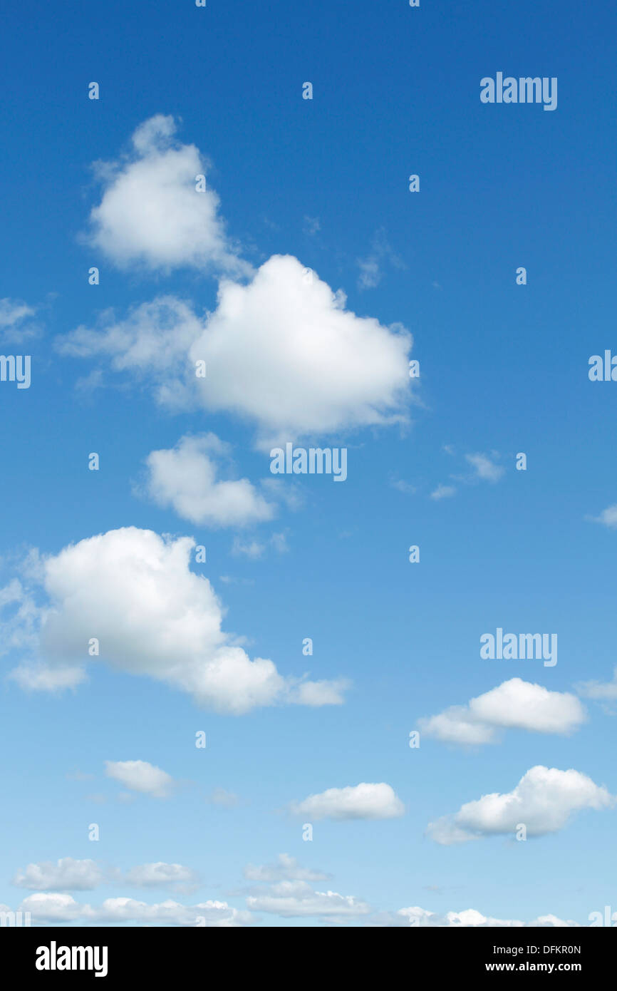 Soffici nuvole nel cielo blu Foto Stock