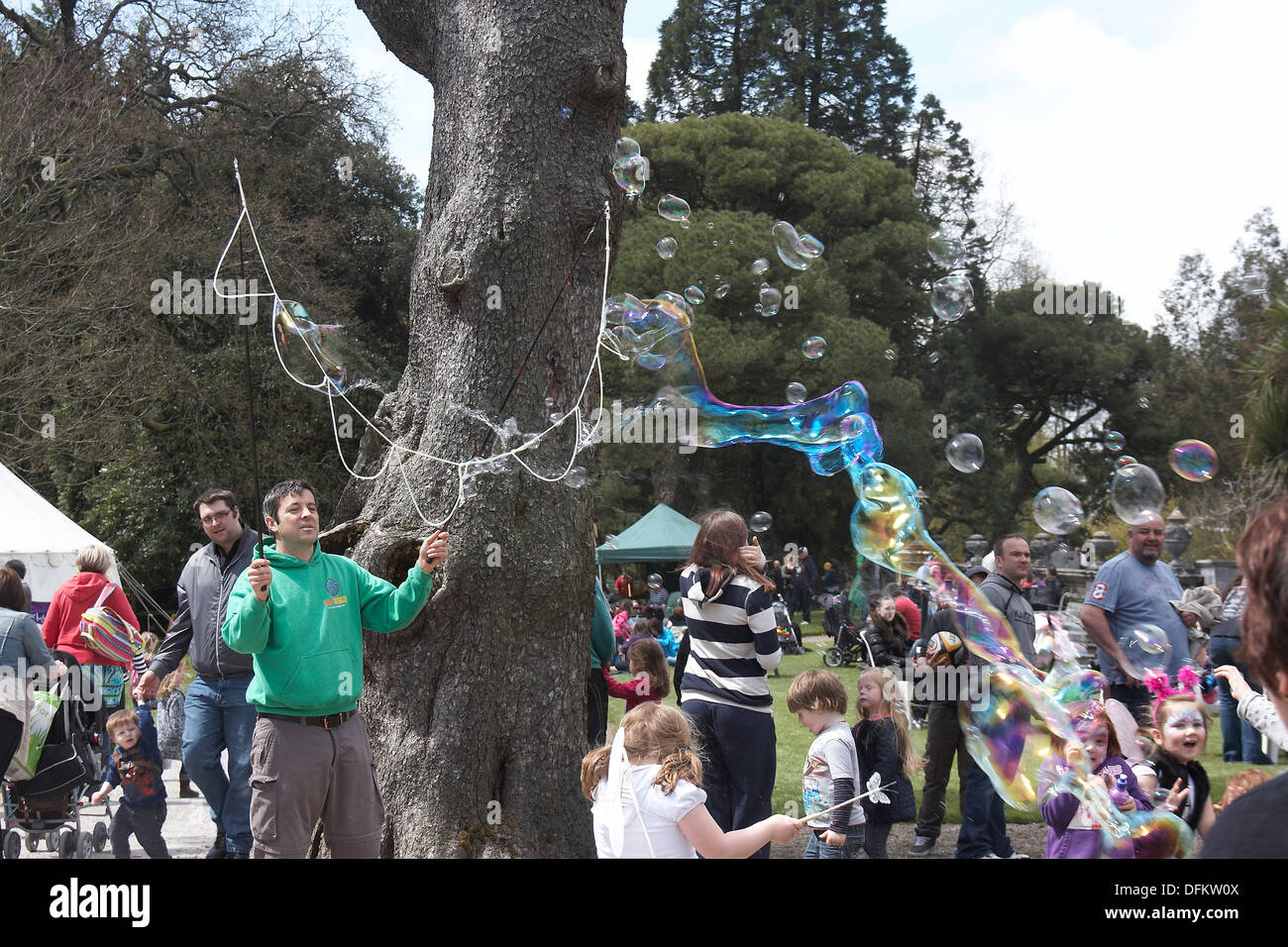 Uomo che fa le bolle intrattenere i bambini a Margam Park, South Wales UK. Foto Stock